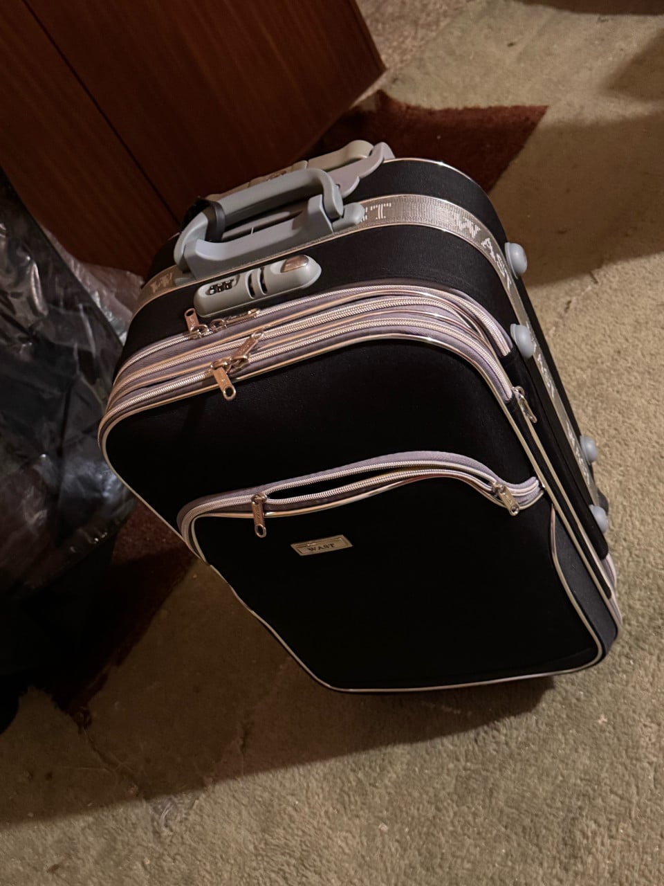 Koffer zwart, hoog model, met wielen