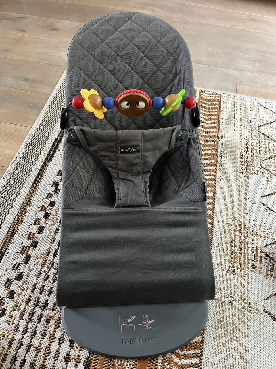 Baby Björn wipstoeltje antraciet met speelboog
