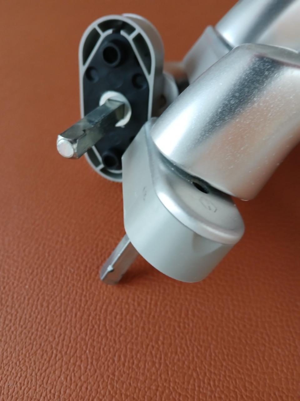 3 stuks draai/kiep raam beslag met sleutel.