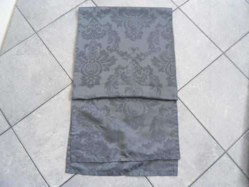 TAFELLOPER  GRIJS 246 CM X 45 CM  + 2 KUSSEN HOEZEN 45 X 45 CM