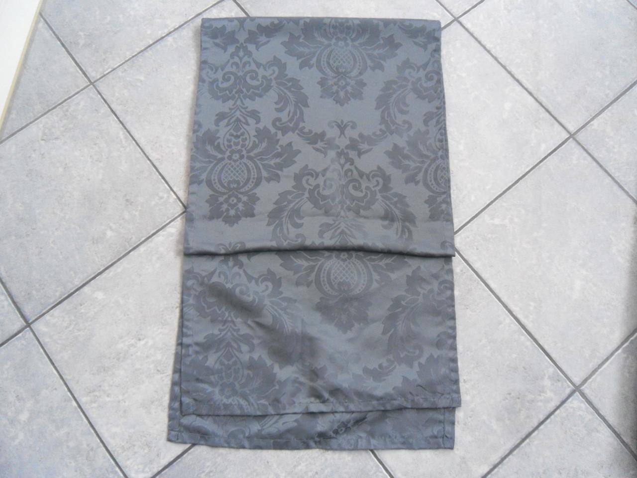 TAFELLOPER  GRIJS 246 CM X 45 CM  + 2 KUSSEN HOEZEN 45 X 45 CM