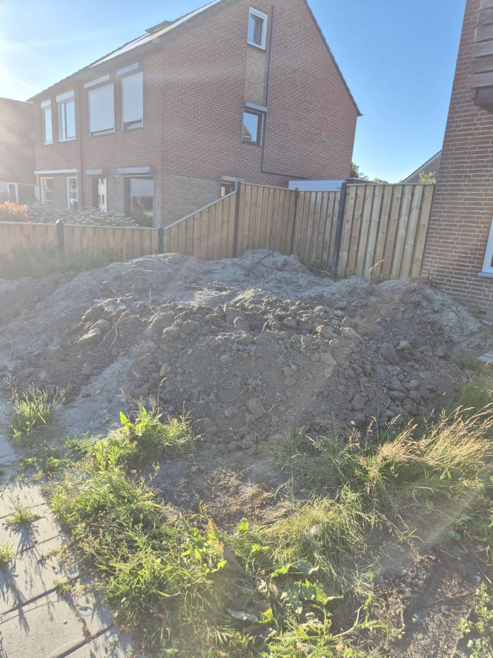 Grond , ongeveer 10m3. (Gratis)