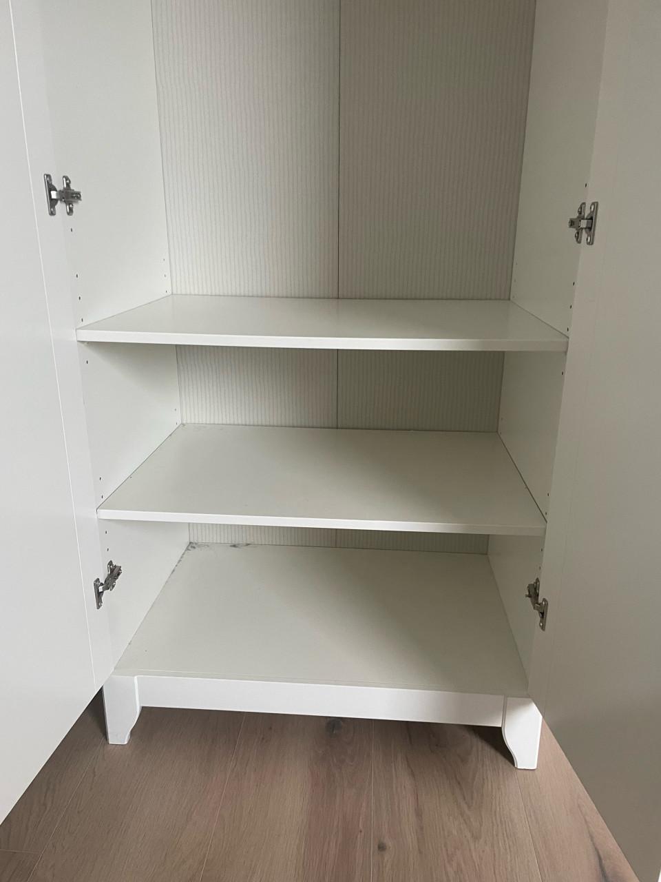 Witte kinderkledingkast van ikea