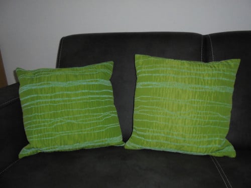 2   OLIJFGROENE   GROENE  KUSSENTJES.