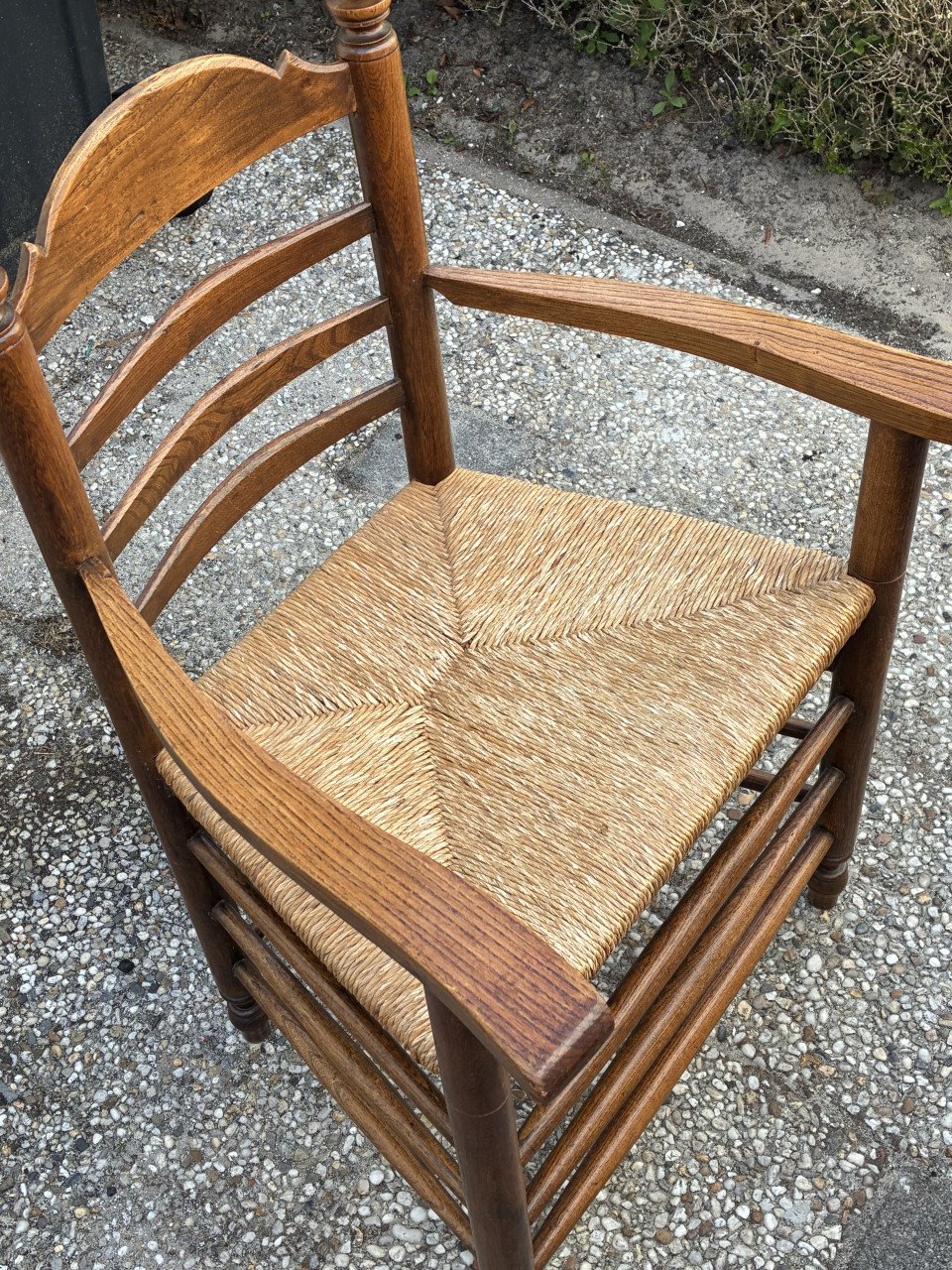 Vintage eiken armleunstoel met biezen zitting