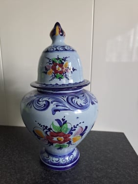 Te koop handgeschilderd vaasje,deksel
