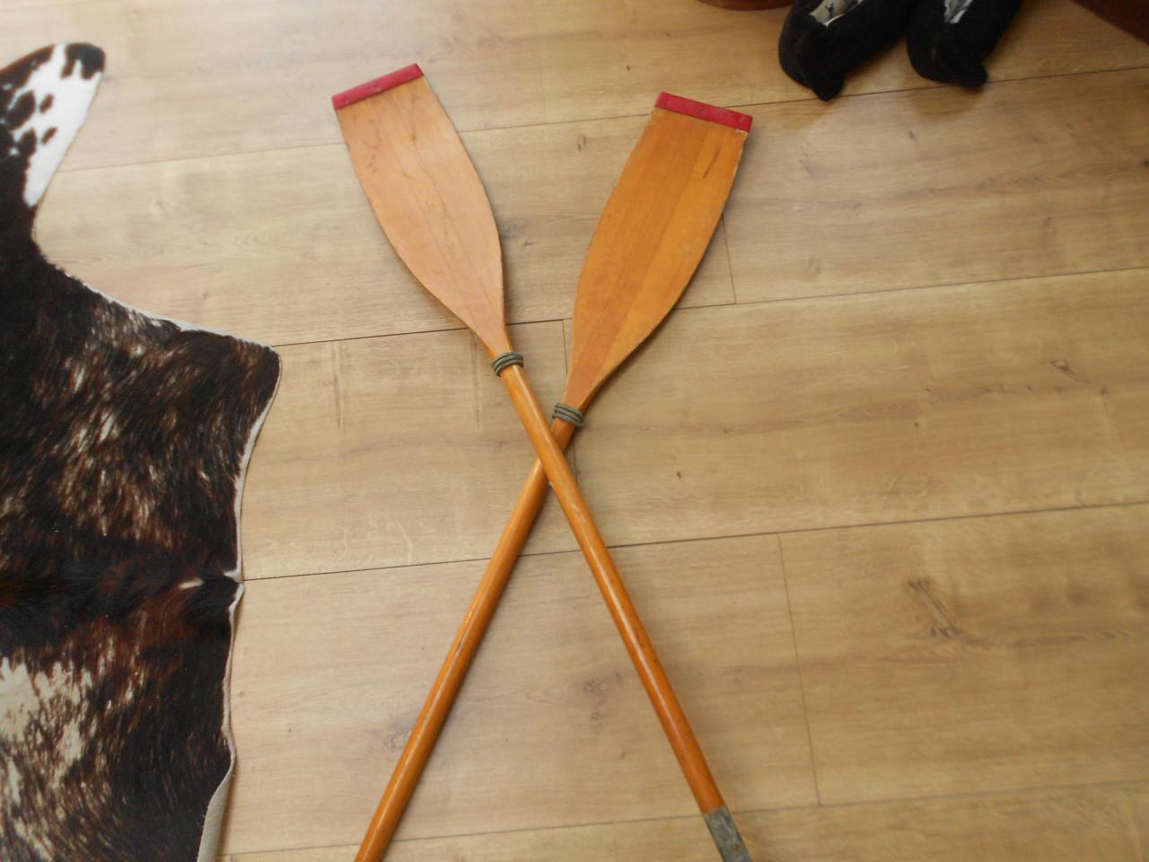 Twee houten roeispanen peddels.