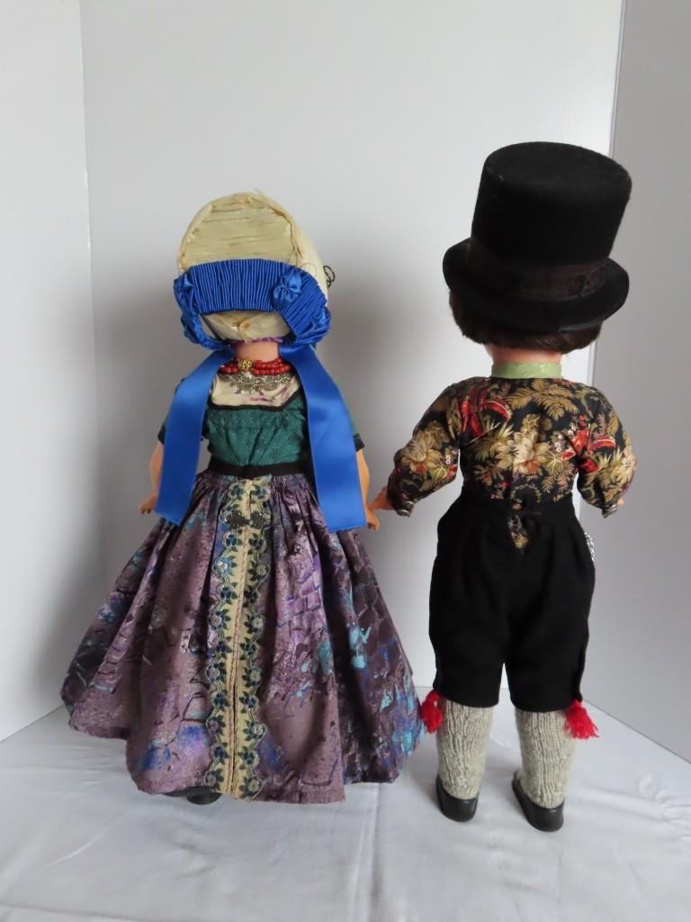 Wij verzorgen Klederdracht poppen Antiek of modern.