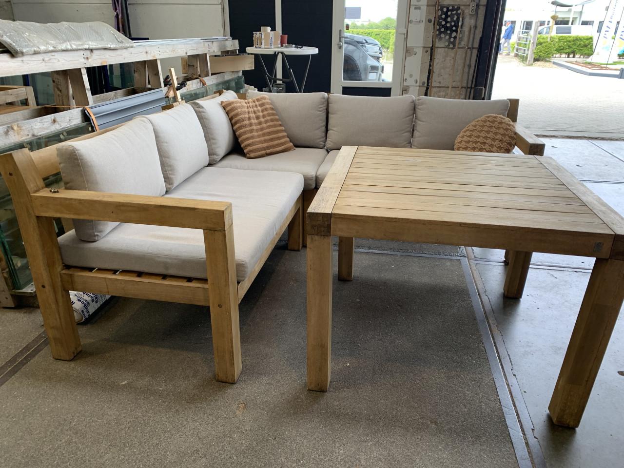 Hardhouten Loungeset met hoge tafel en kussens.