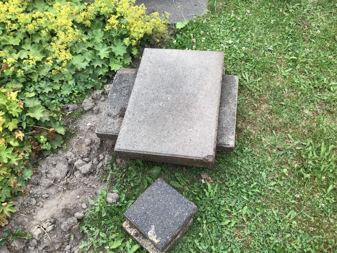Gratis ophalen tuintegels 60x40 ongeveer 200 stuks