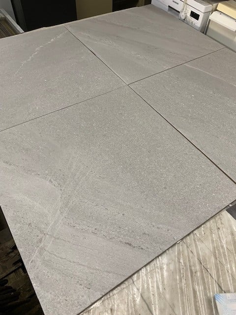 Partij vloer  wand tegels grijs , beton look .