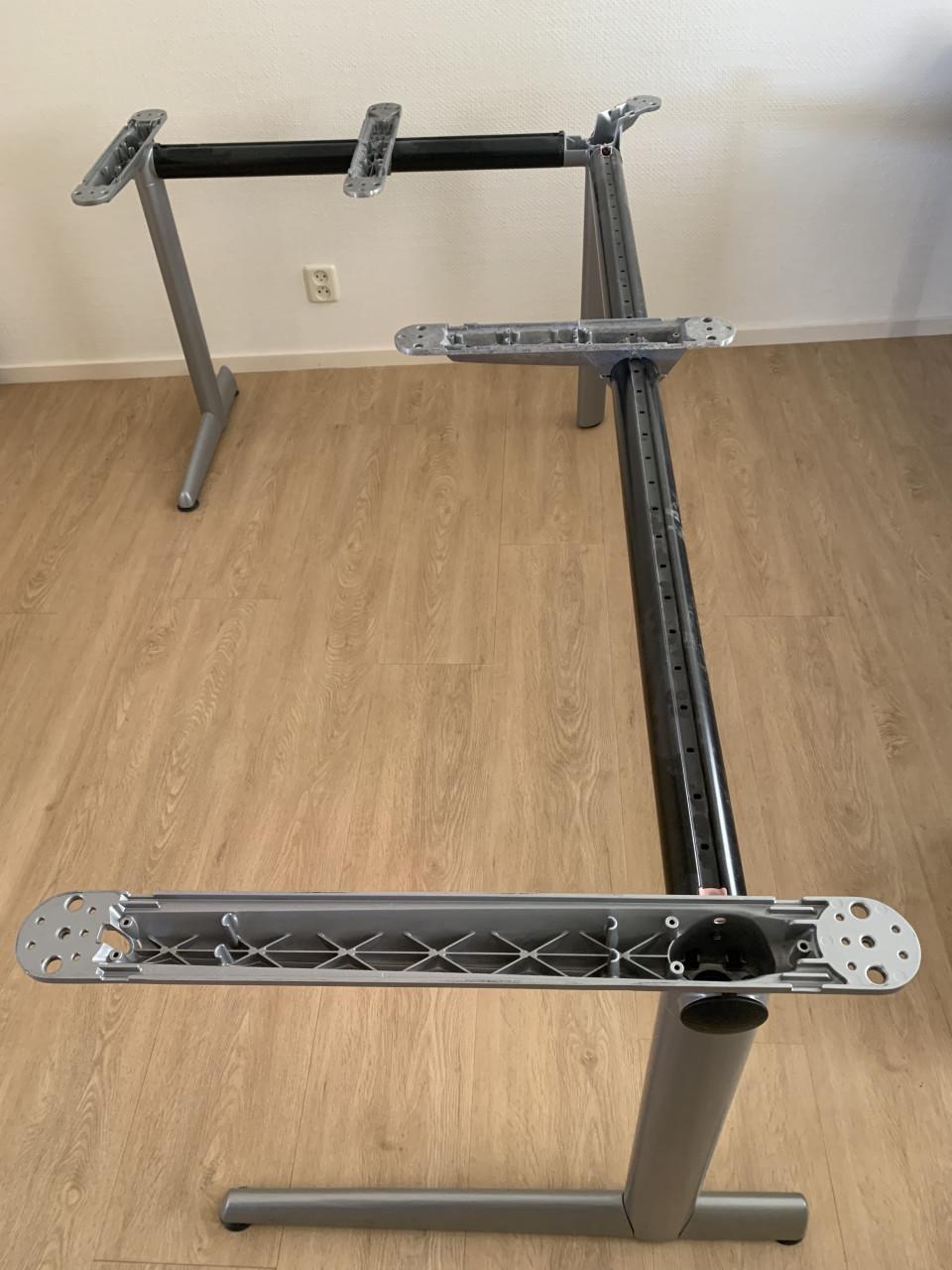 Groot bureau (tafel met verrijdbare ladenkast)