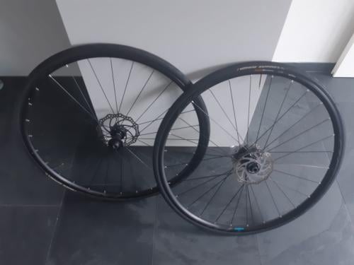 Shimano rs171 wielset met casette, banden en remschijven