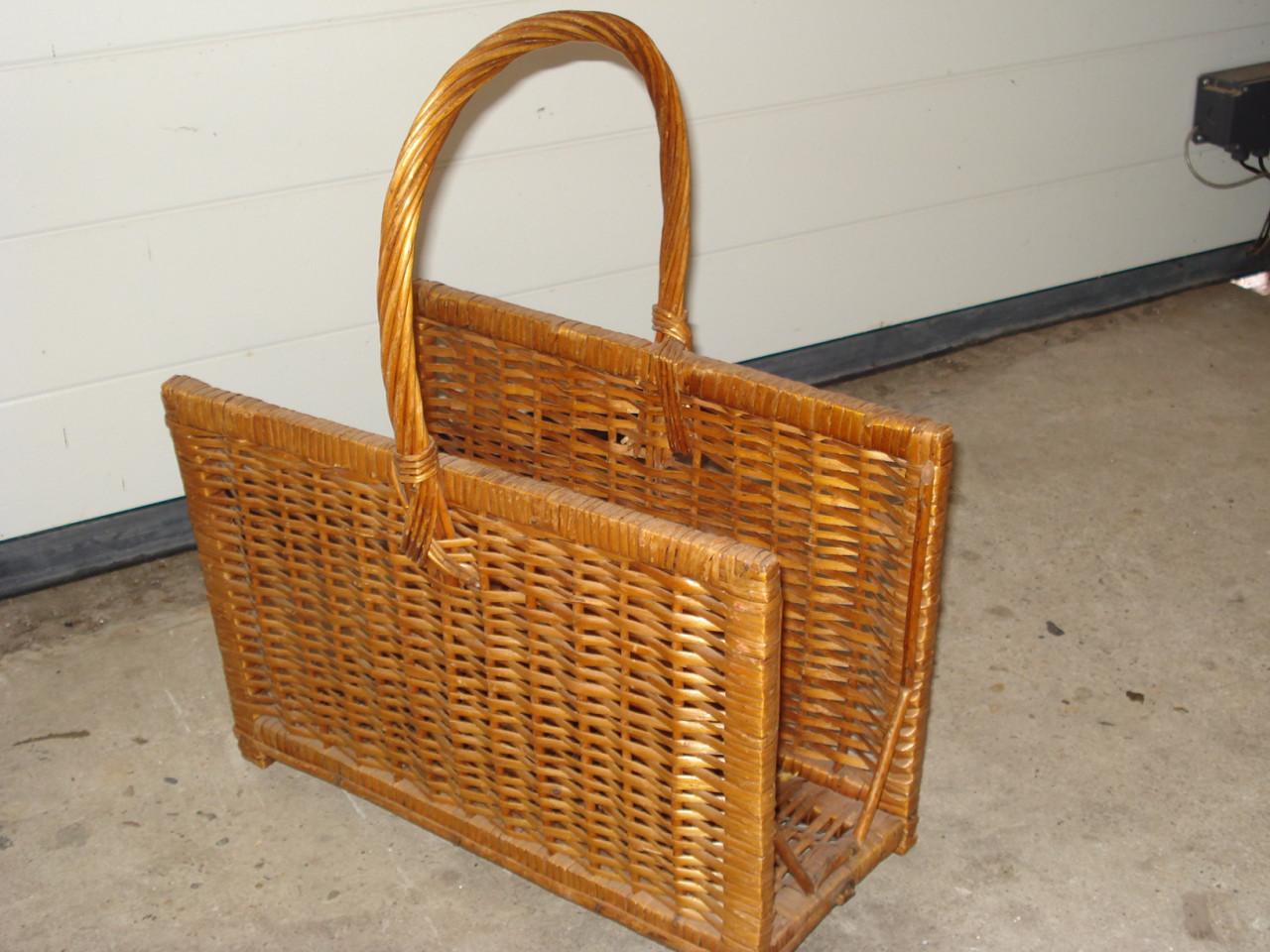 Z.g.a.n rotan en eikenhouten krantenbak, 2 x ouderwetse eiken kapstok,