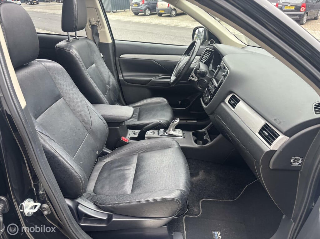 Mitsubishi Outlander 2.0 phev executive schuifdak, trekhaak