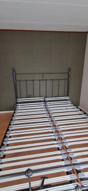 Antreciet stalen bed met lattenbodem