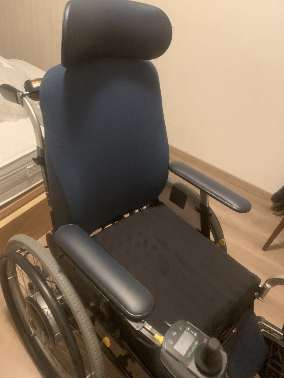 Rolstoel elektrisch voor en achter te bedienen