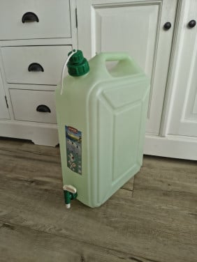 Nette watertank van Curver, schoonwatertank 20L, met kraan.