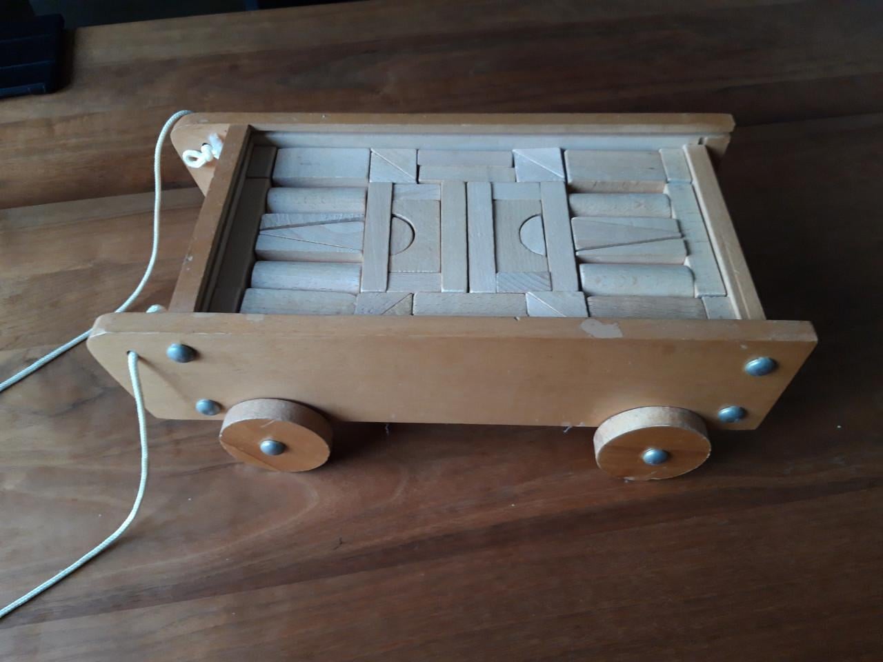 Houten blokken in wagen ( compleet )