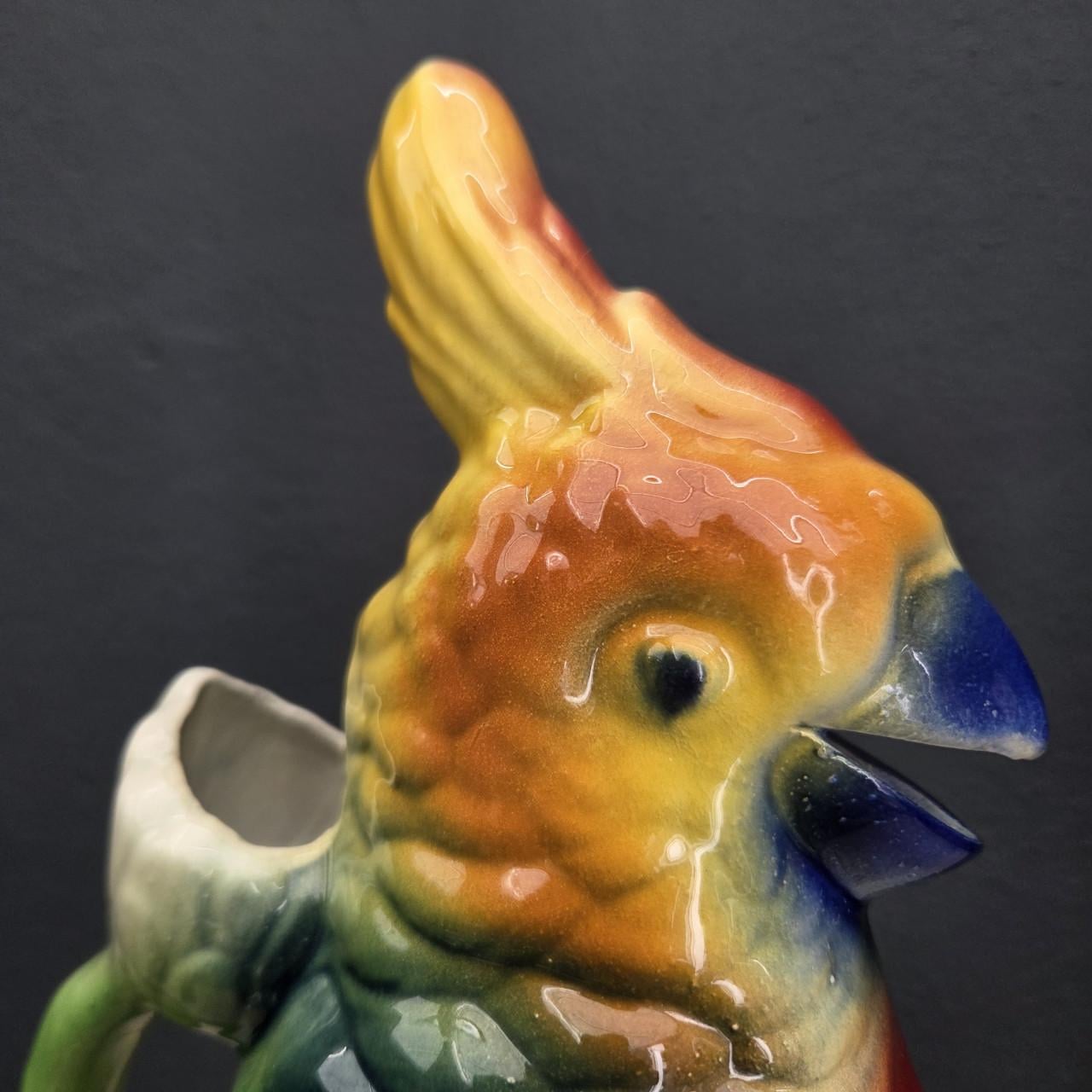 Brocante barbotine aardewerk waterkan van St Clement, papegaai