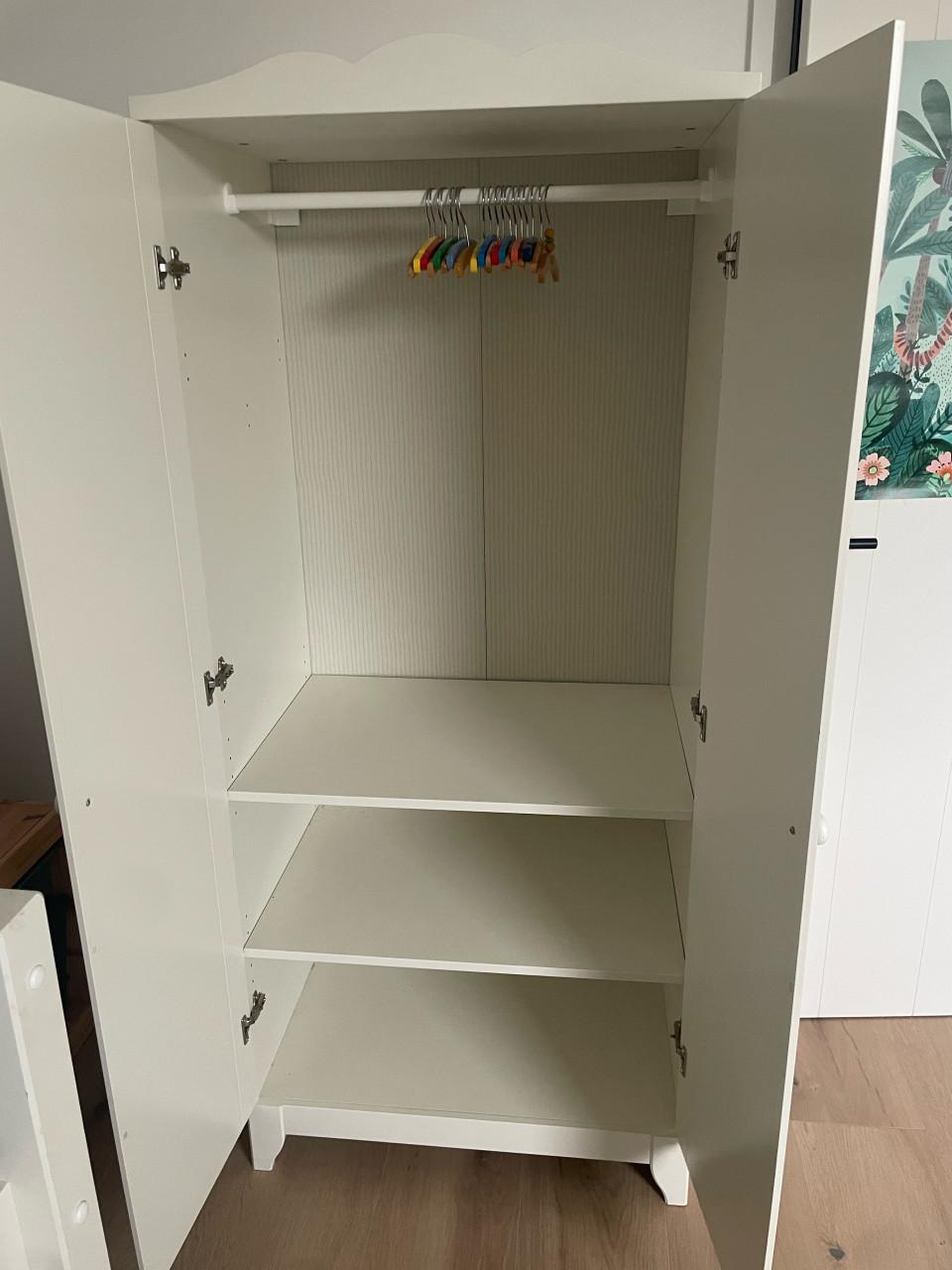 Witte kinderkledingkast van ikea