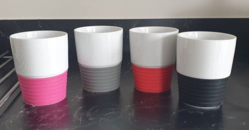 4 nieuwe grote Bekers porselein met siliconen band
