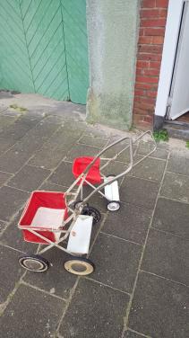 2 oude poppenwagentjes