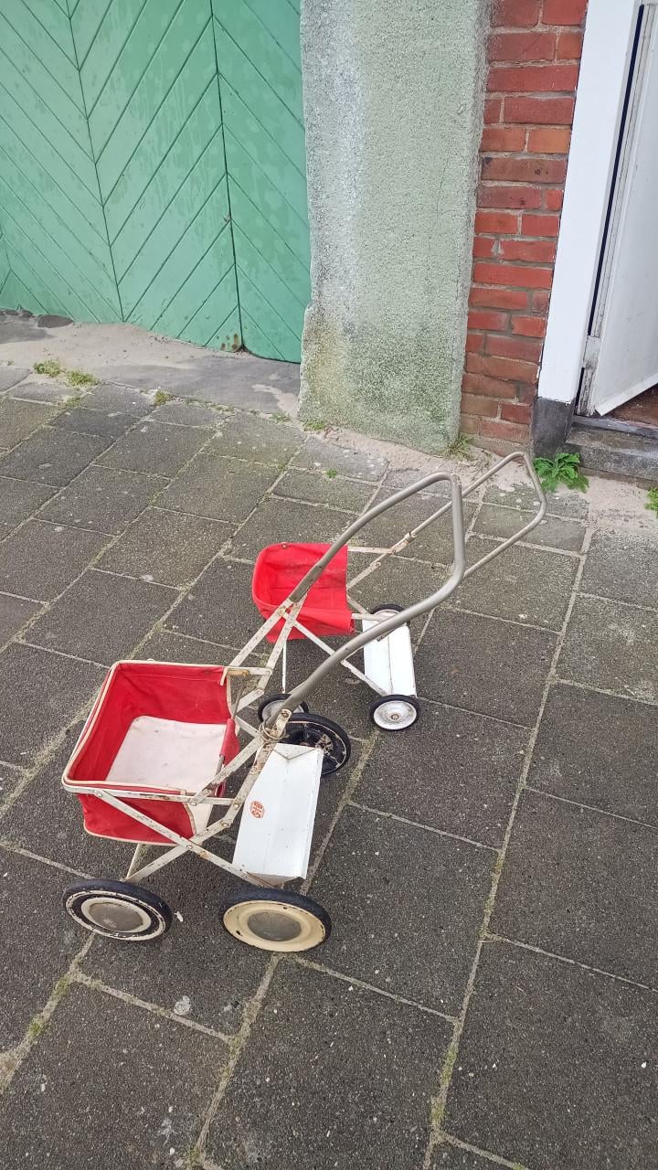 2 oude poppenwagentjes