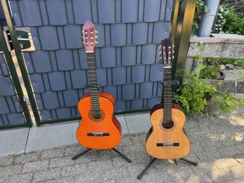 3 Gitaren Martinez en Santana met standaard en