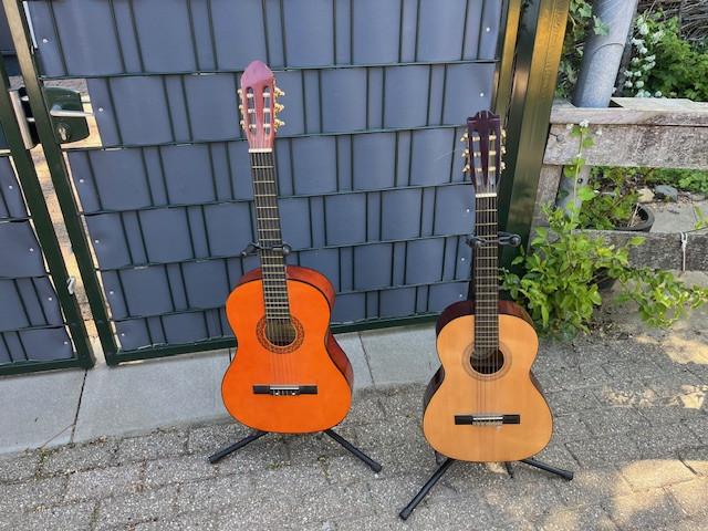 3 Gitaren Martinez en Santana met standaard en