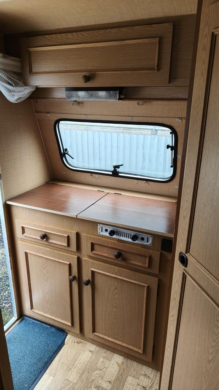 De reu 385 met kenteken Nl ,met Voortent................