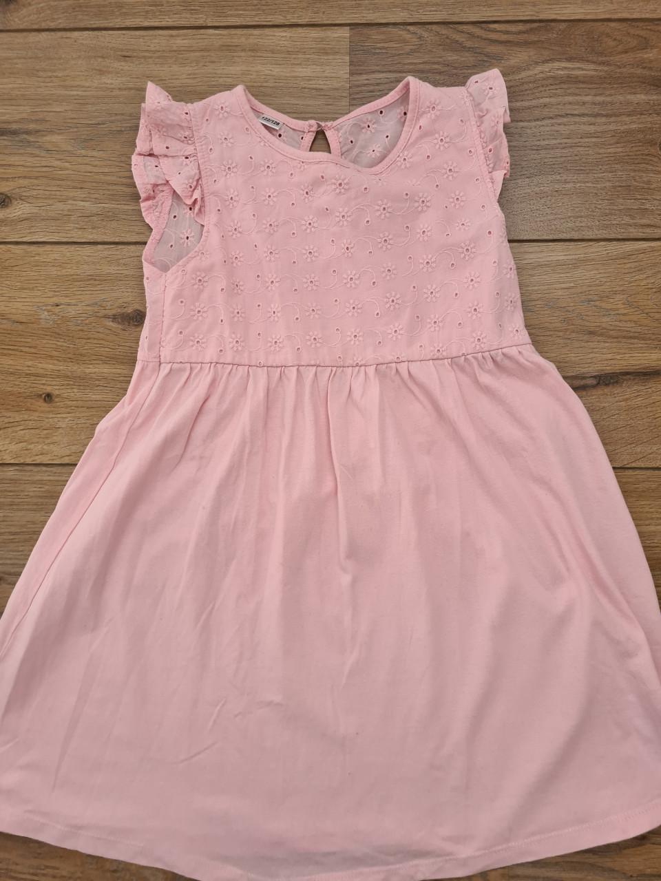 Licht roze jurkje met broderie  Maat 122-128
