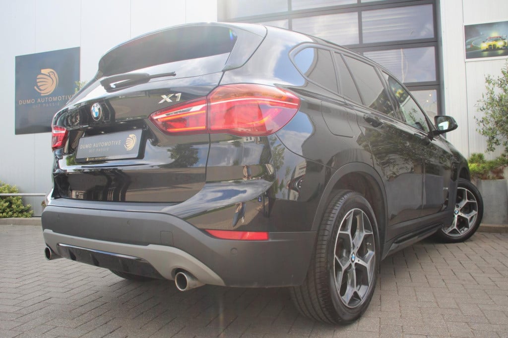 BMW X1 xdrive20i sport line automaat - led - pano - navi - stoel verw - cru