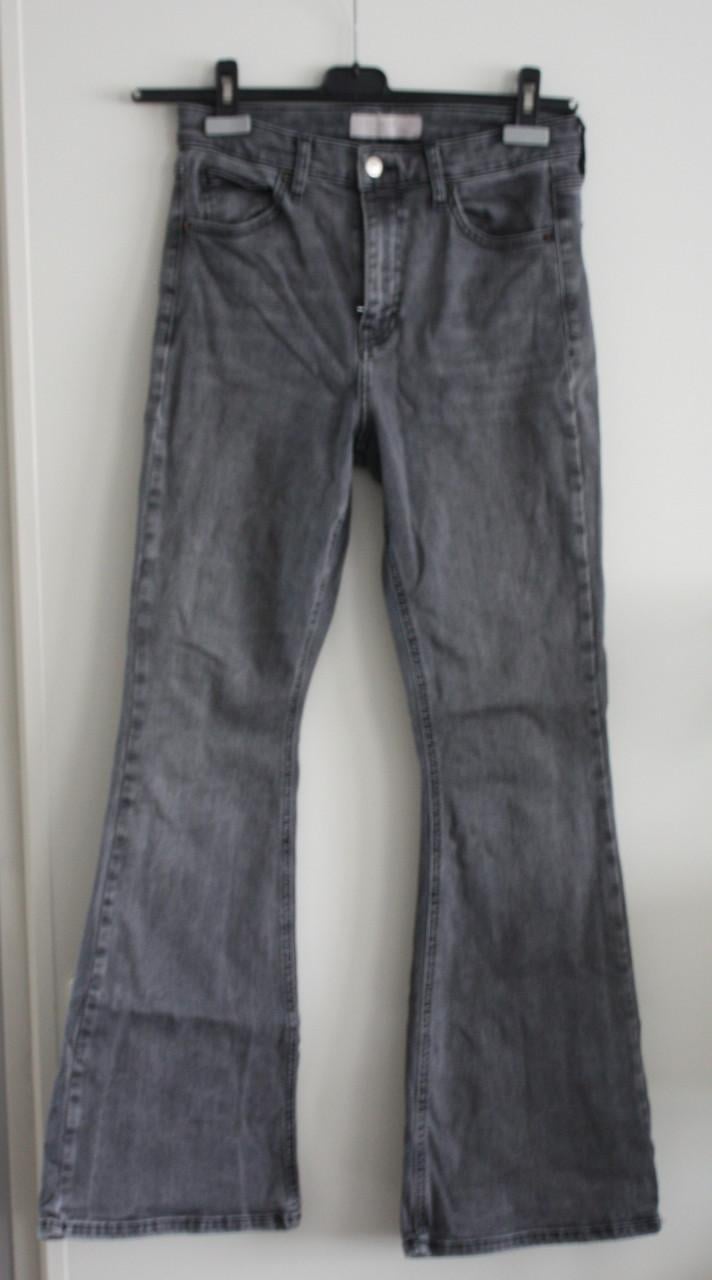 Grijze broek met flared pijpen maat 30-30