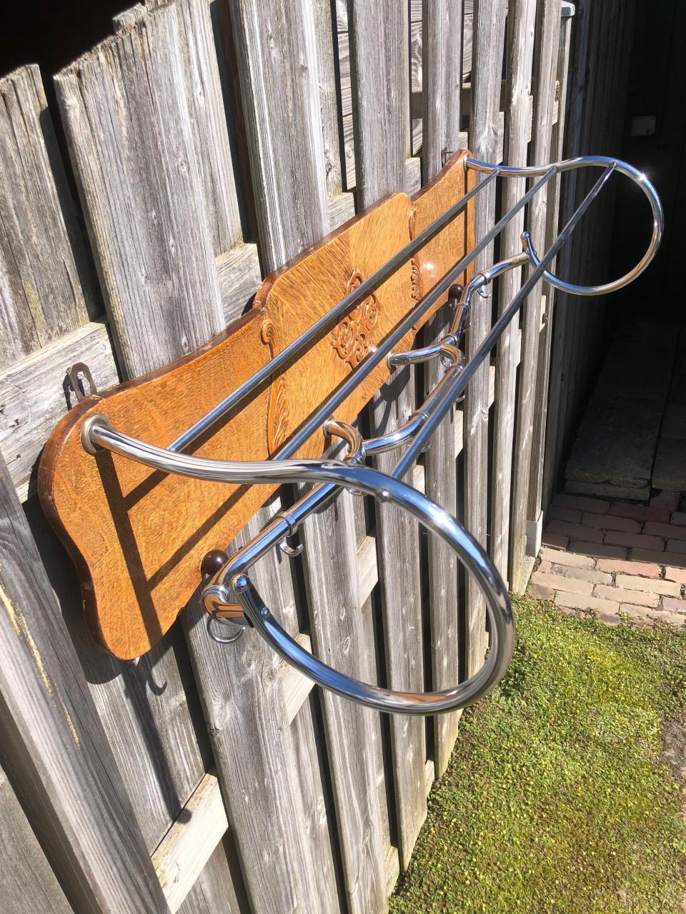 Vintage eikenhouten wandkapstok met chromen stangen en haken
