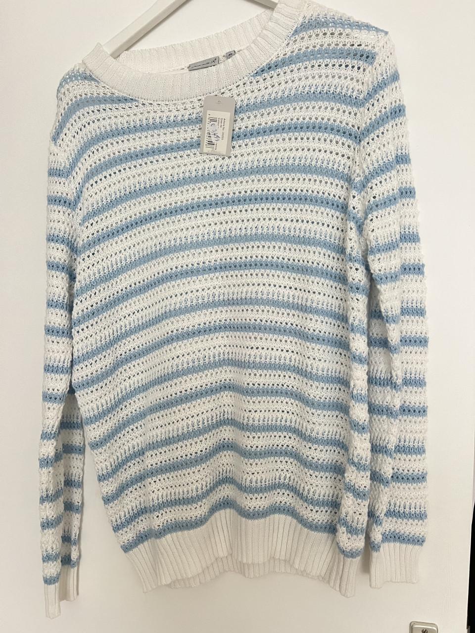 Prachtige ajourgebreide / crochet trui blauw-wit gestreept