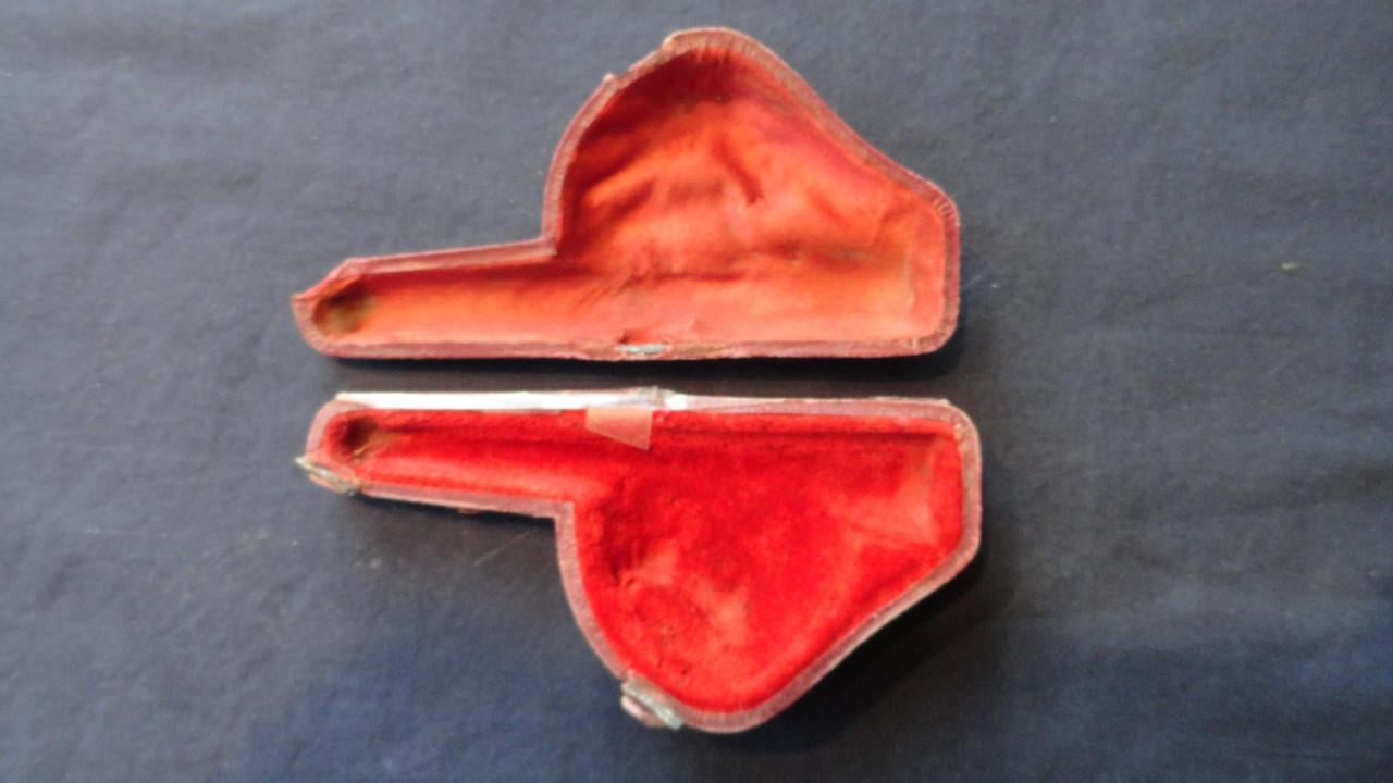 Sigarettenpijpje met Sepioliet (mineraalsoort) uitsnede incl. koker/doosje-