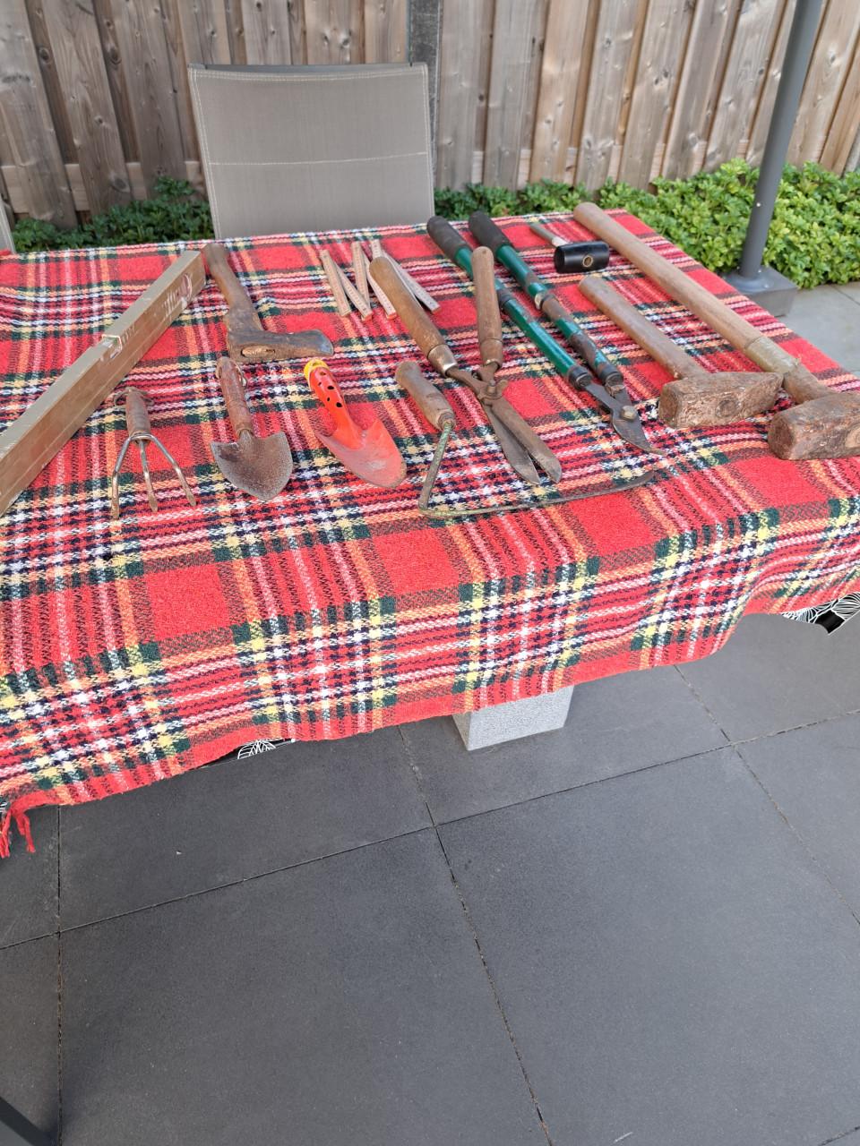 Tuingereedschap, grote hamer, voor de starter, etc.