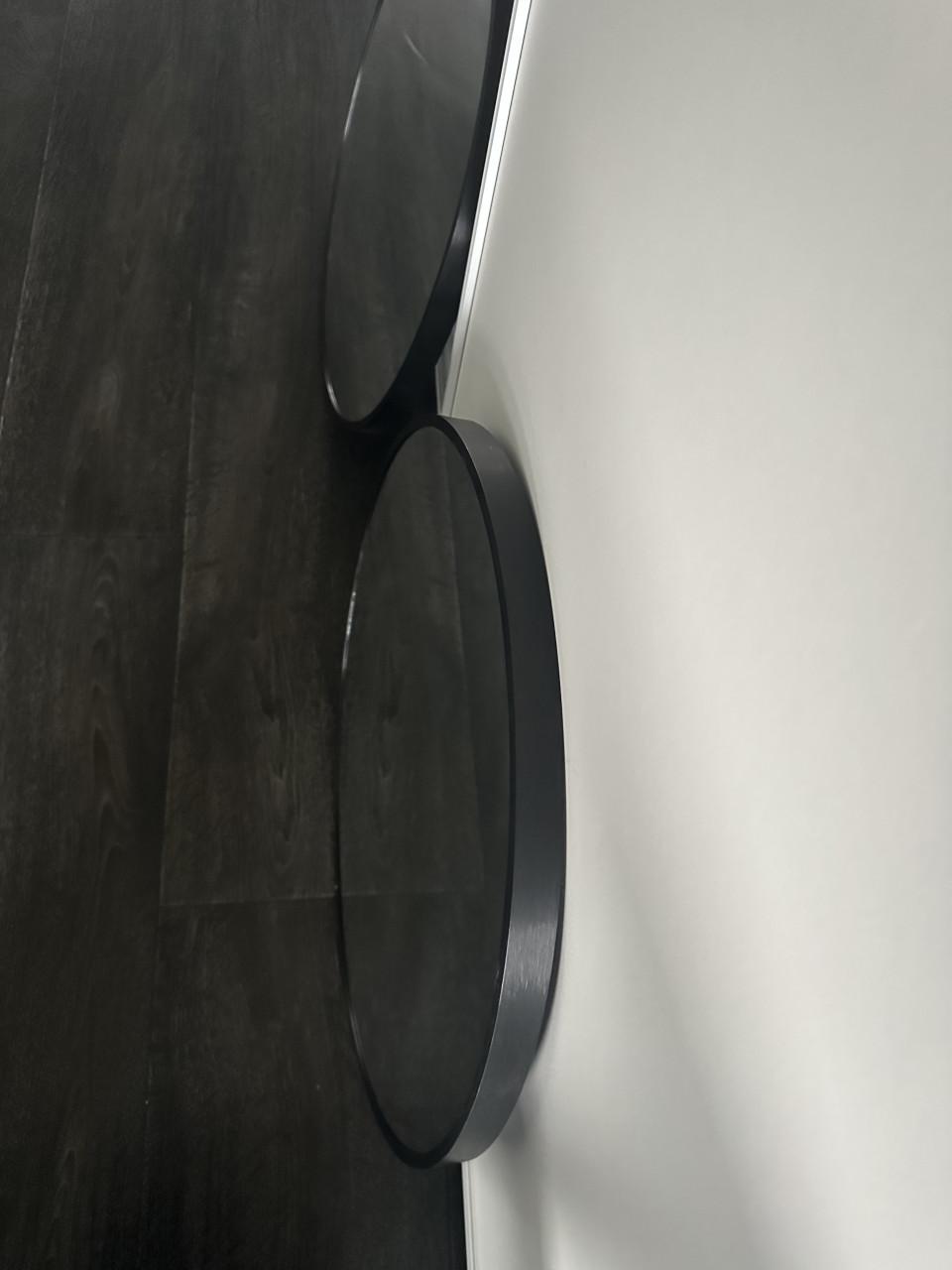 Zwarte side/tafef met twee spiegels