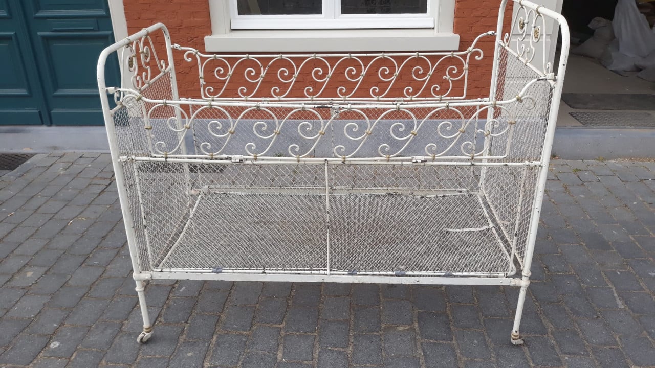 Antieke gietijzeren bedjes/bankjes