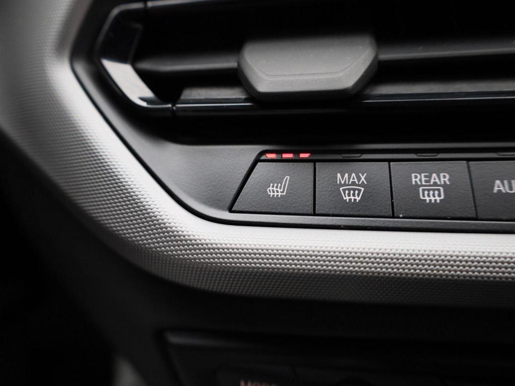 BMW 1 Serie 116i executive | automaat | parkeer sensoren | navigatie | virt