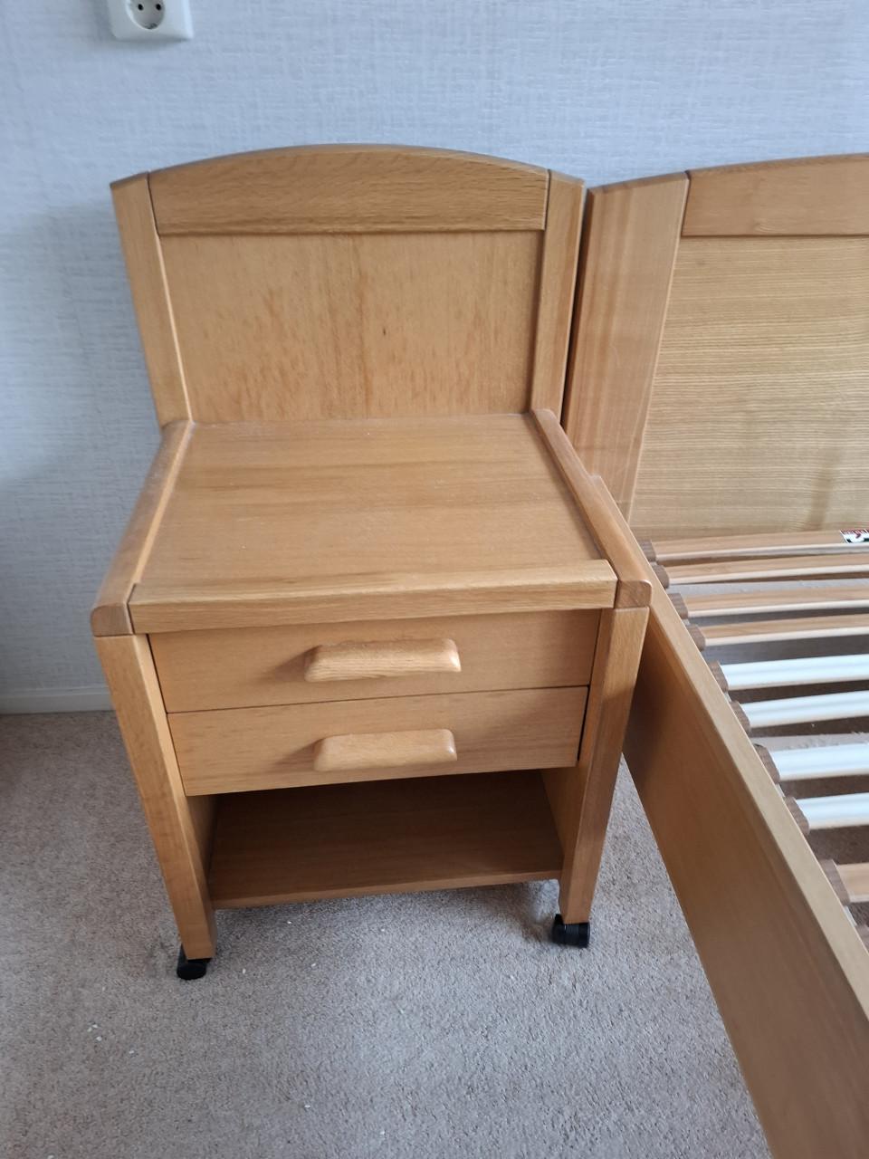 2 Bedden +lattenbodem + nachtkastjes..