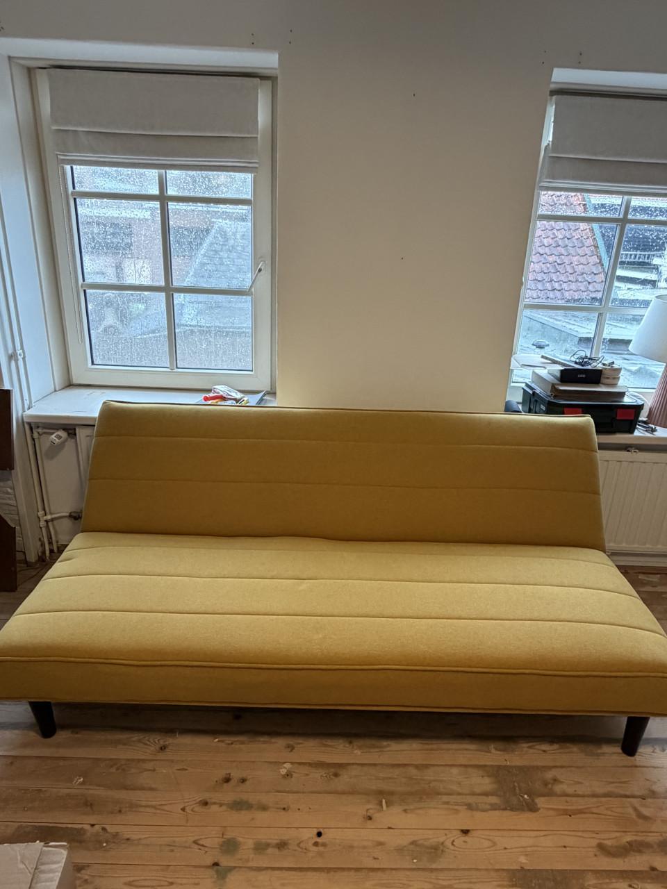 Slaapbank mosterdgeel