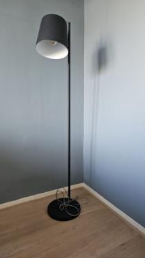 Moderne staande lamp met metalen kap