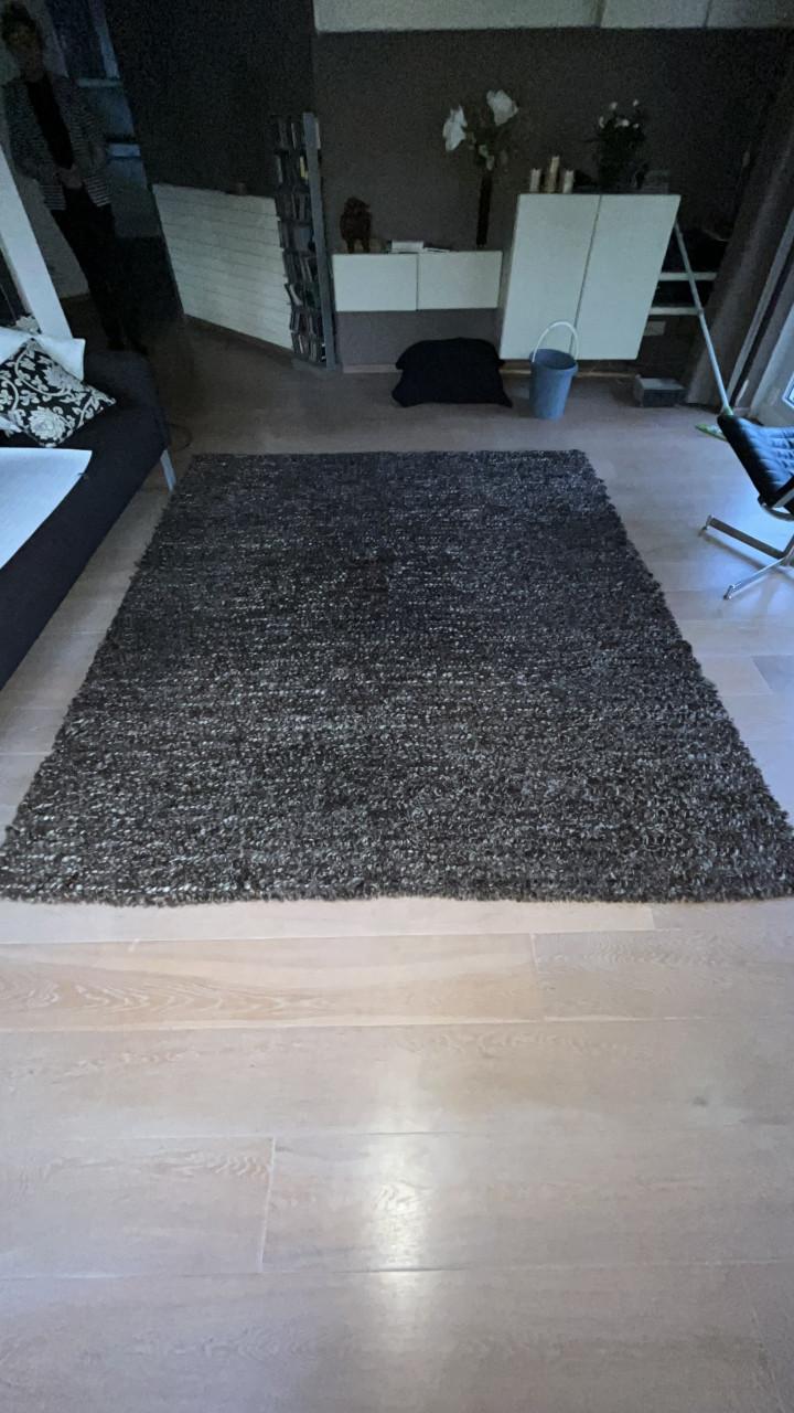 Zwart met wit wollen vloerkleed