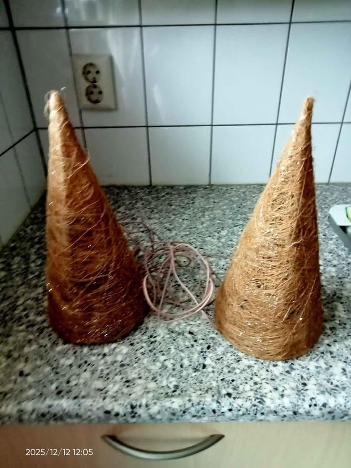 2 kerst piramides met verlichting