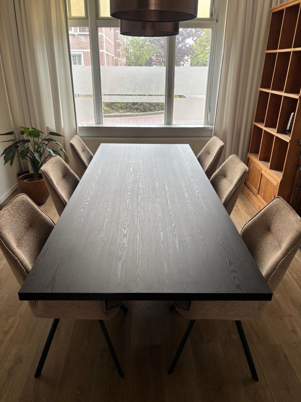 Eetkamerset – zwarte eettafel + 6 beige eetkamerstoelen