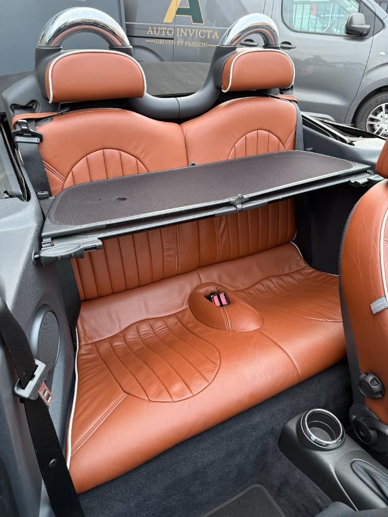 Mini Cooper Cabrio 1.6 - sidewalk