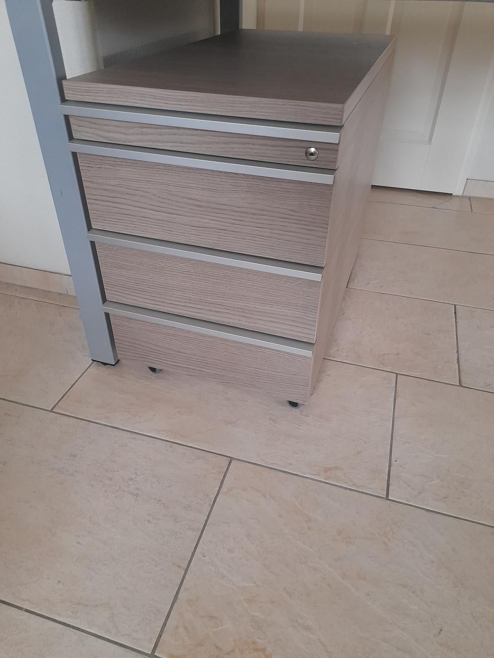 Ladenblok 80 x 42 x 55H  (z.g.a.n.) met sleutel!