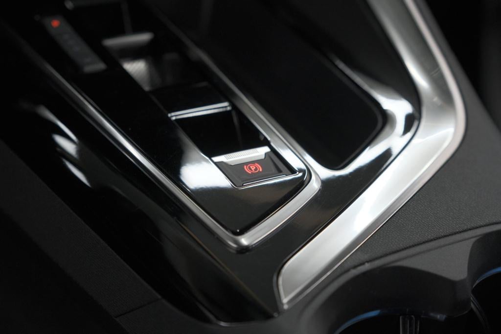 Peugeot 3008 puretech 130 eat8 gt black pack | trekhaak | elektrische koffe